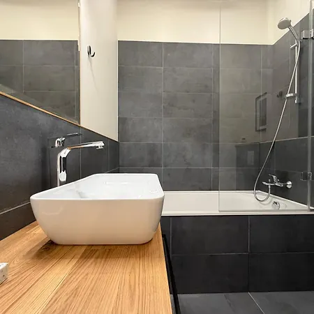 Prestigious Location - 2 Bedrooms - 6 Guests - Centre Apartament *